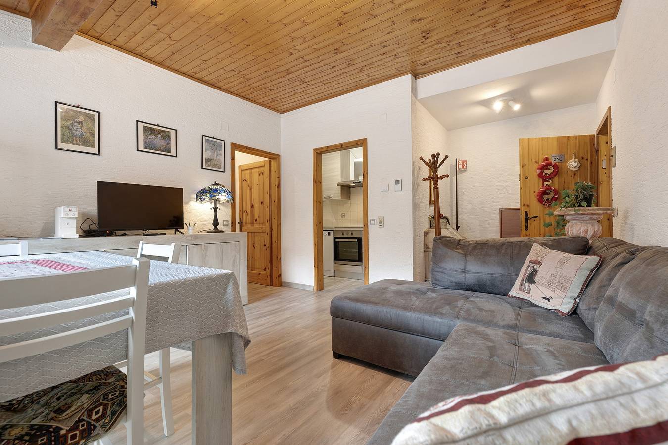 Ganze Wohnung, San Valentino Lodge: Panoramablick auf die Berge, Natur & Überdachter Parkplatz in Brentonico, Gardasee-Berge