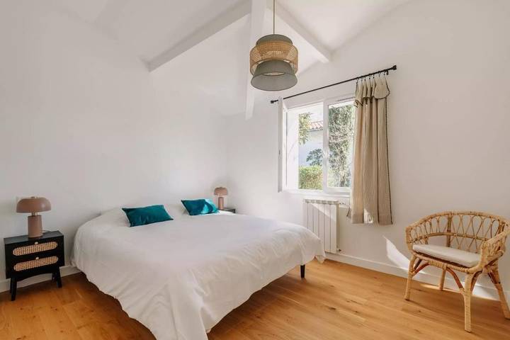 Location de vacances pour 12 personnes, avec vue ainsi que piscine et jardin à Bassussarry - 2