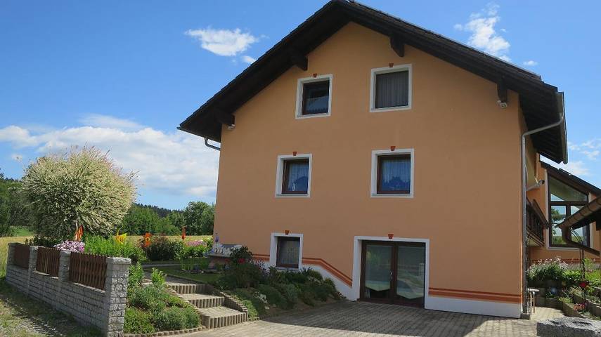 Ferienwohnung für 2 Personen, mit Balkon und Balkon/Terrasse sowie Terrasse und Garten in Grafenau