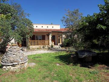 Gîte pour 6 personnes, avec jardin ainsi que terrasse et piscine à Banon