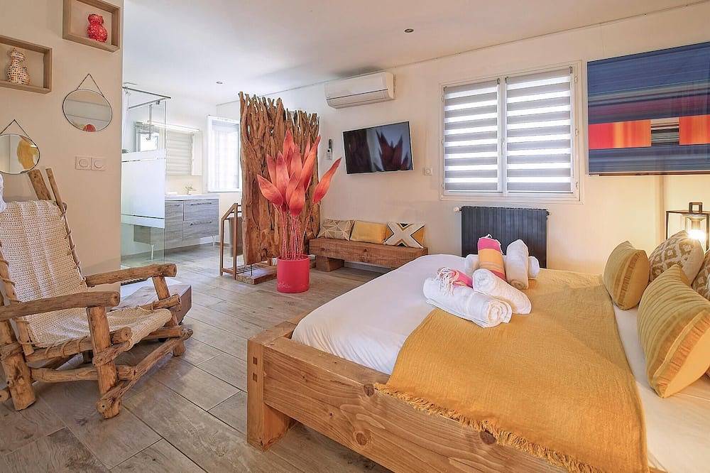 Nice home in Saint Martin De Crau in Saint-Martin-de-Crau, Arles region