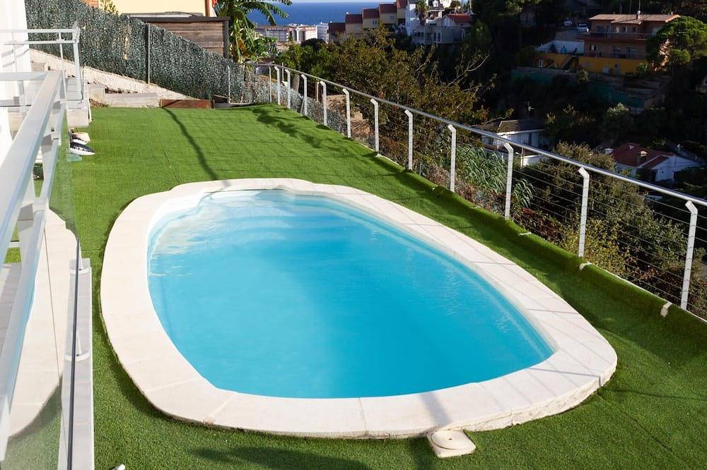 Apolo . Casa de estilo moderno con piscina privada y vistas espectaculares in Santa Susana, Costa del Maresme