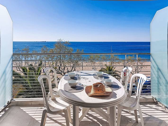 Gîte pour 4 personnes, avec terrasse dans Plage Republique Frejus