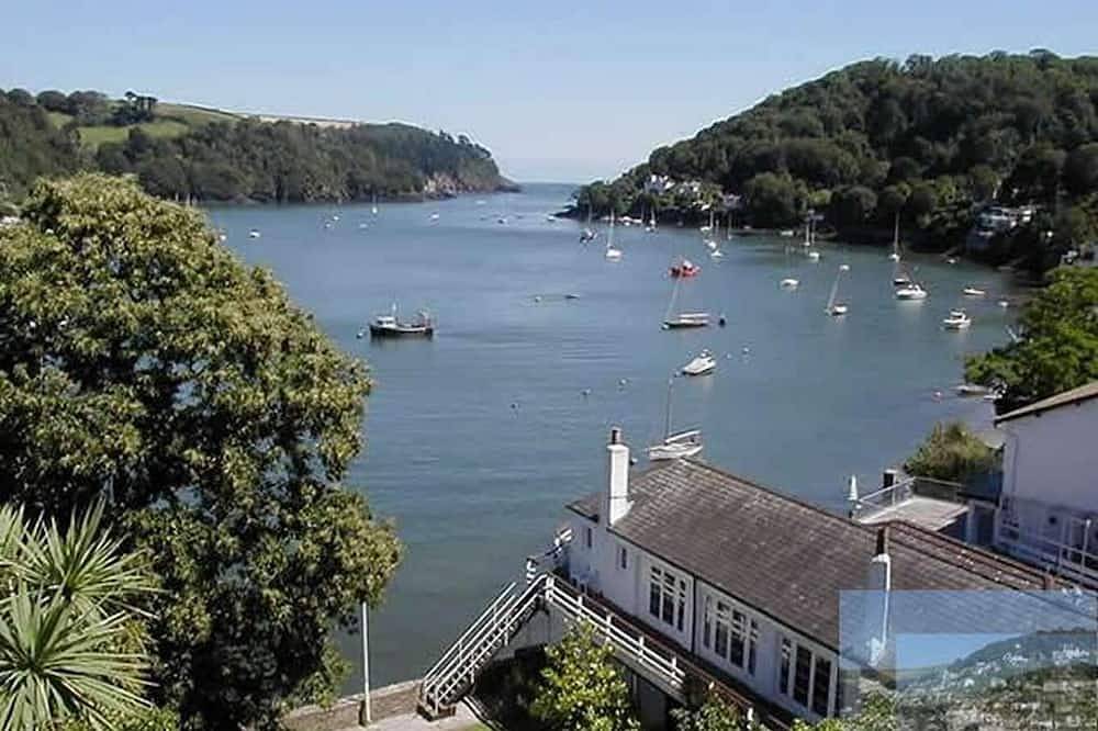 Great location. Outside space. Easy parking. Convenient for two beaches and town in Dartmouth, Devon