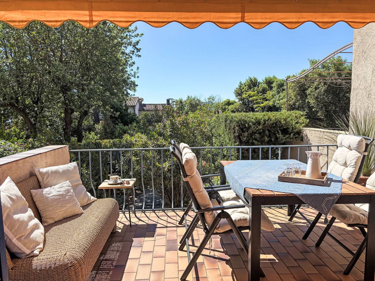 La Maison bleue in Grimaud, Mittelmeerküste (Frankreich)