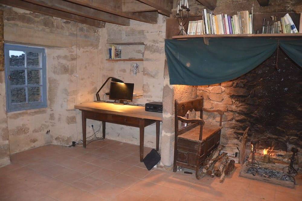 Un capullo en la naturaleza in Meyrignac-l'Église, Región de Tulle