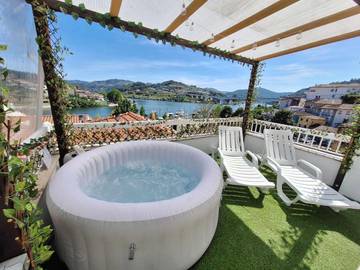 Gîte pour 4 personnes, avec vue ainsi que terrasse et vue sur le lac à Penafiel