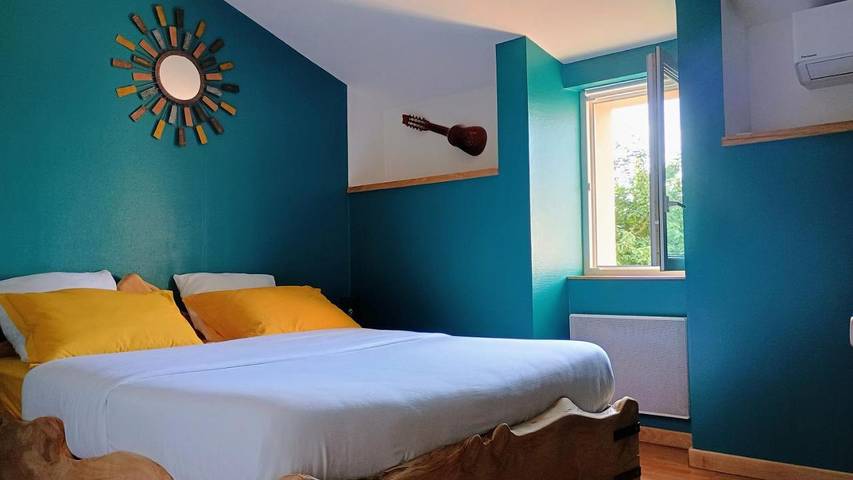 Gîte pour 4 personnes, avec Terrasse ainsi que Jardin et Vue à Saint-Michel-Mont-Mercure