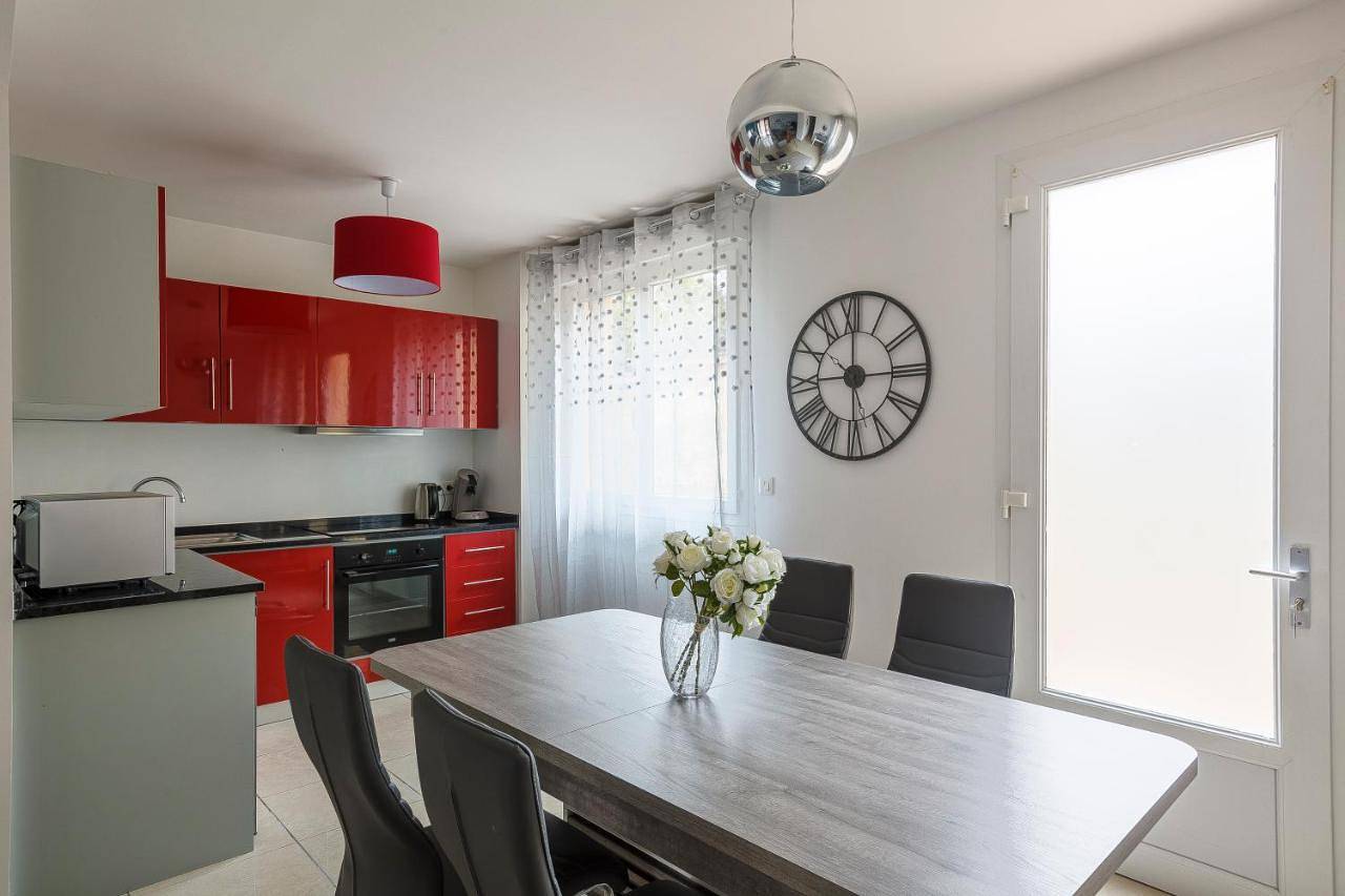 Appartement entier, Logement 004 a 300m de la gare Mantes la jolie in Mantes-la-Jolie, Yvelines