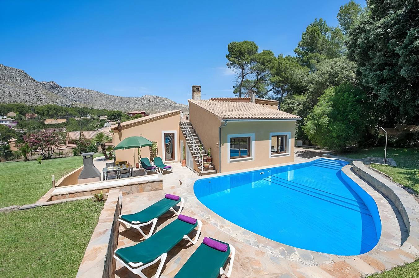 Villa "Alexandria" con vistas a la montaña, piscina, aire acondicionado, terraza y jardín in Cala Sant Vicenc, Pollença