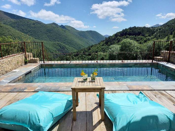 Gîte pour 15 personnes, avec Terrasse ainsi que Jardin et Piscine
