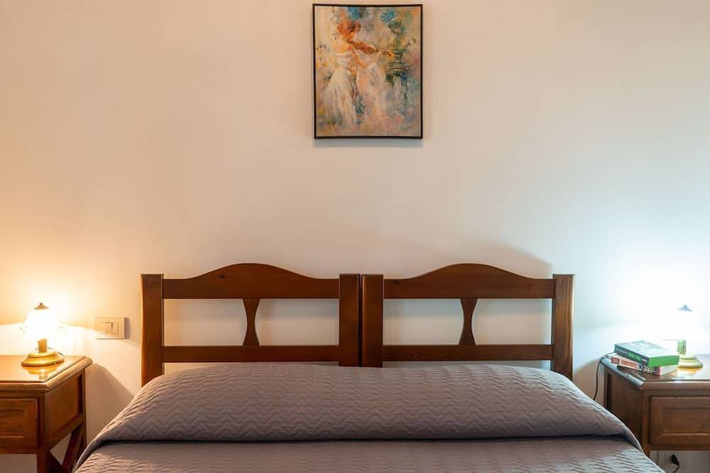 Lovely apartment in villa for 4 guests with pool, Wifi, Tv, terrace and pets allowed in Val di Lago, Viterbo Province