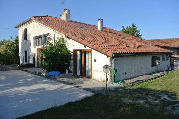 Location de vacances pour 4 personnes, avec piscine ainsi que terrasse et jardin, animaux acceptés à Cézan