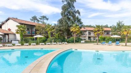 Parc de vacances pour 6 personnes, avec bassin pour enfant et piscine ainsi que vue et jardin dans les Landes