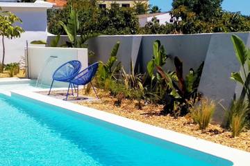 Gîte pour 5 personnes, avec piscine dans Estoi
