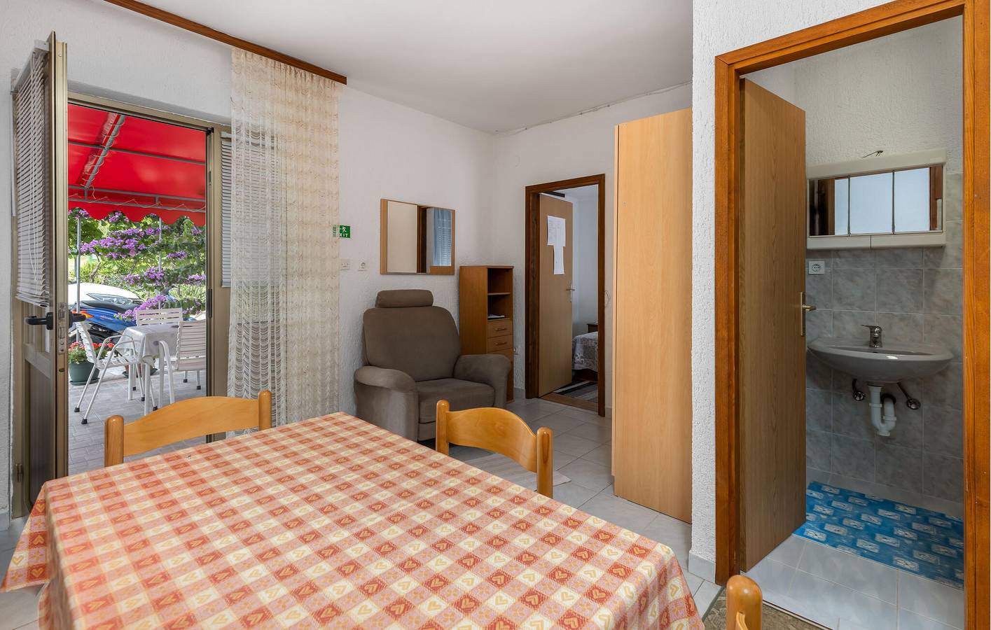 Ganze Ferienwohnung, Gemütliche Ferienwohnung mit Terrasse, WLAN und 1 km Entfernung zum Strand in Supetarska Draga, Rab