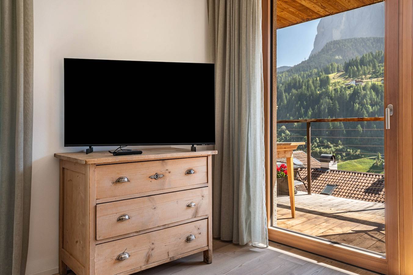 Entire apartment, Vista Dolomites Apartment "Harmony" with Mountain View, Private Garden & Wi-Fi in Santa Cristina Gherdëina, Dolomiti Superski