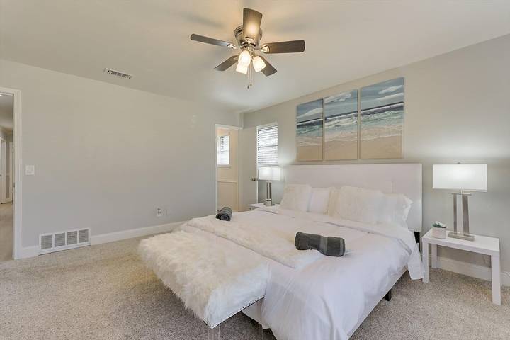 Vacation rental for 15 people, with yard and pool as well as balcony, with pets in Collin County