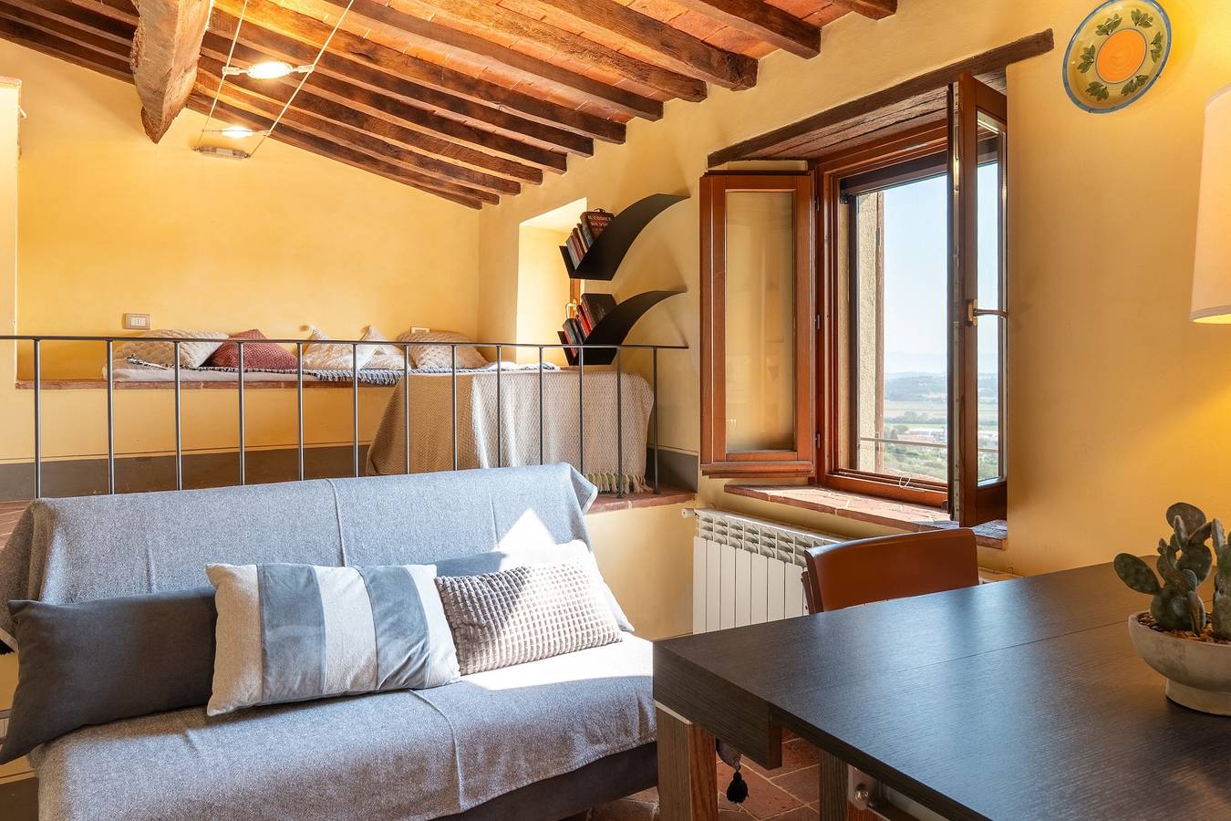 Appartamento intero, Appartamento 'Piccolo Rustico' con vista sulle montagne, Wi-Fi e aria condizionata in Sinalunga, Siena e dintorni