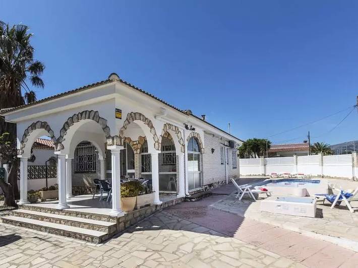 Ferienhaus für 6 Personen, mit Balkon und Terrasse sowie Pool