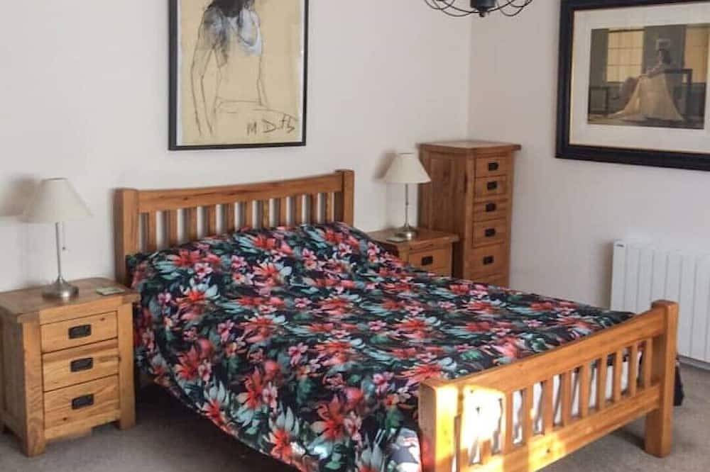 Entire apartment, Brandily - Dinan, Brittany,  Riverside Apartment for Two in Léhon, Dinan