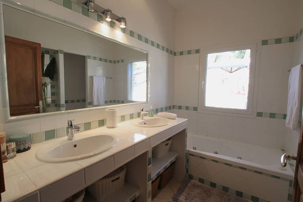 Wunderschöne Luxusvilla mit Spiegelpool. in Albitreccia, Ajaccio und Umgebung