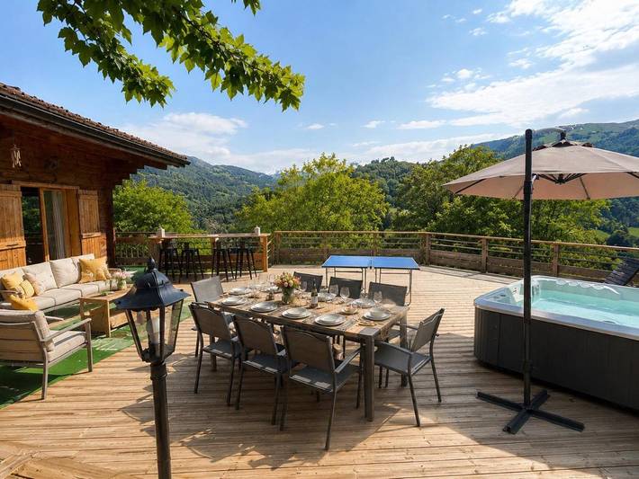Gîte pour 8 personnes, avec vue ainsi que terrasse et piscine à Les Clefs - 2
