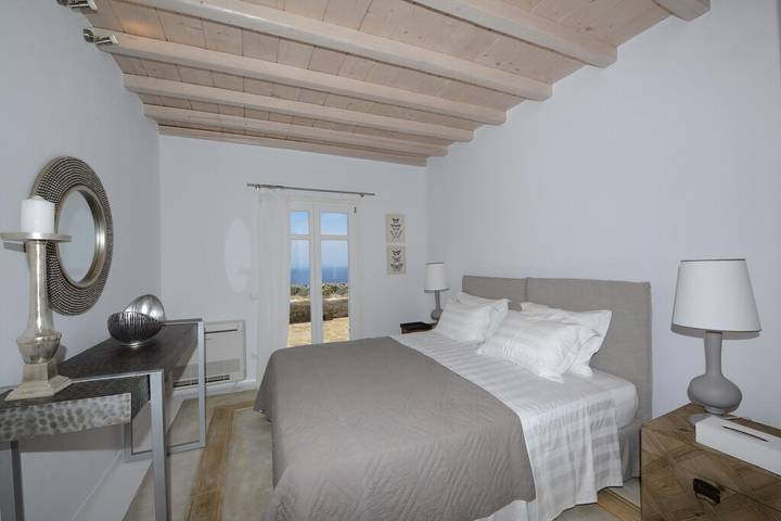Villa for 10 people, with balcony and ocean view as well as garden in Agios Stefanos