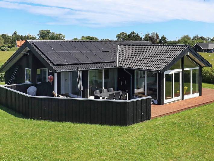 Ferieudlejning for 9 personer, med terrasse og have, børnevenlig i Otterup