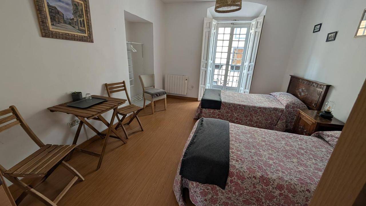 Twin Room with Balcony in Oviedo, Cordillera Cantábrica