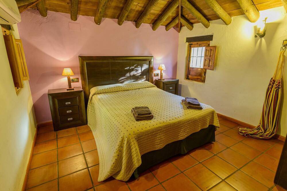 Preciosa casa en el centro de Andalucía, 3 Bd y 2 Br,Jacuzzi y Piscina, cascadas in Algarinejo, Provincia de Granada