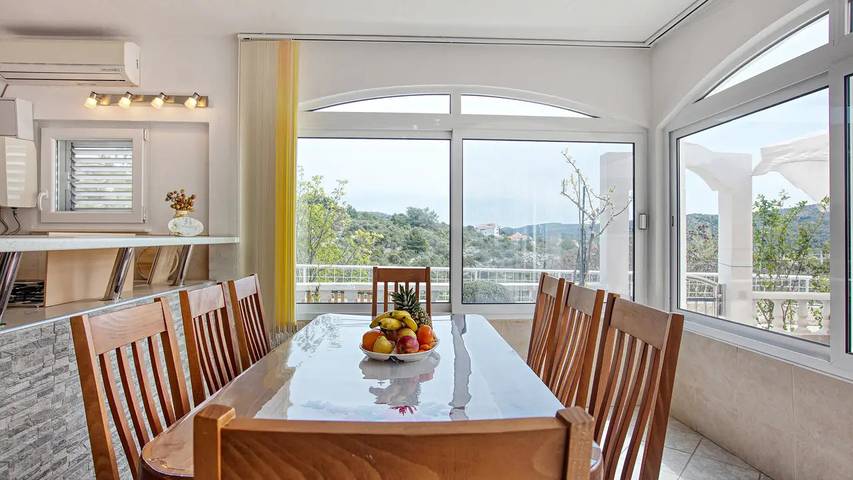 Gîte pour 8 personnes, avec terrasse à Rogoznica