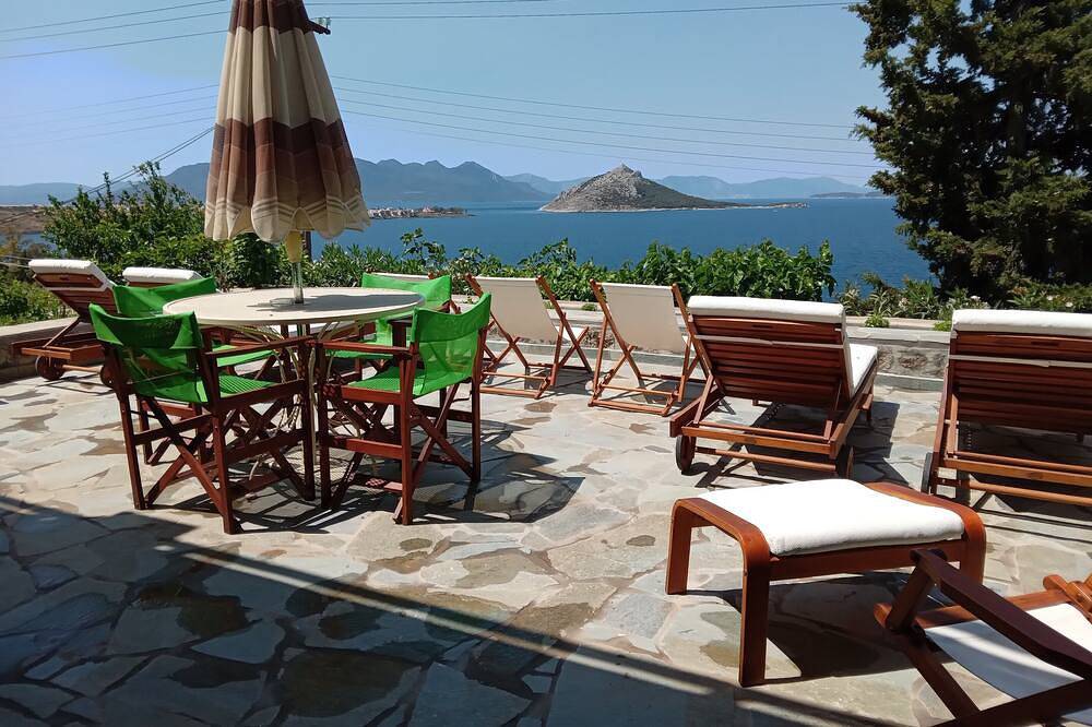 Spacious Sea-View Home with Large Terrace in Quiet Area in Perdika, Ägina