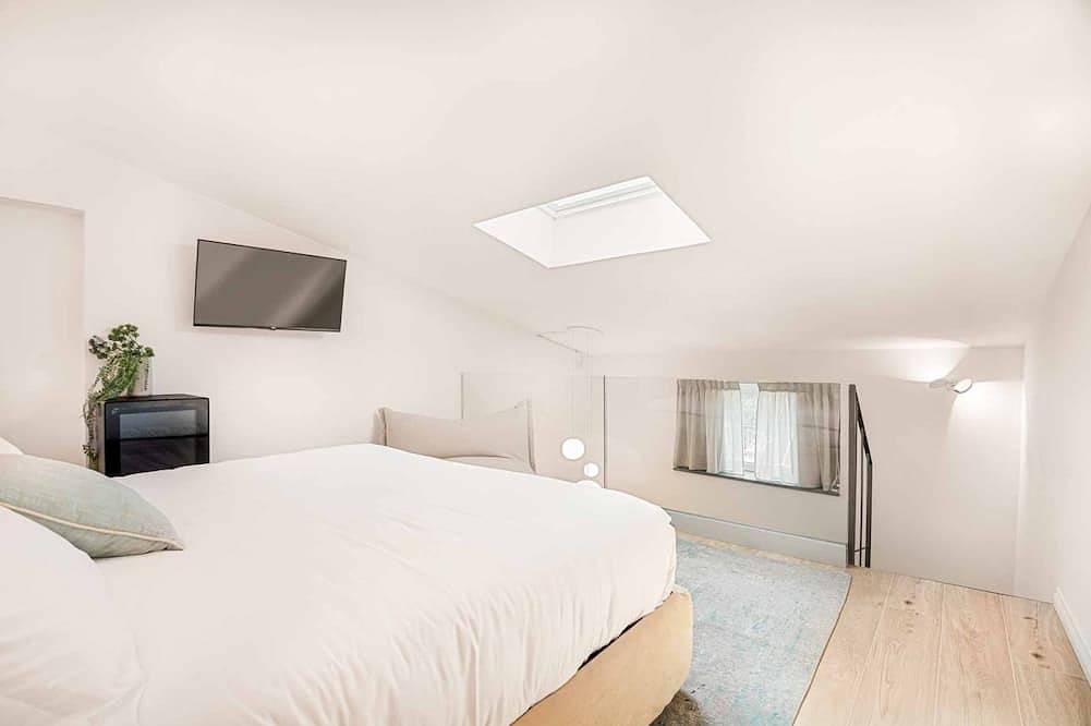 Asa Tre Uliva – The Elegance of Silence, the Luxury of the Genuinein the most authentic heart of Corniglia, Casa Tre Uliva comes to life in 2025: a high-end guesthouse that redefines the concept of hospitality in the Cinque Terre. Four charming rooms, in Corniglia, Vernazza Municipio