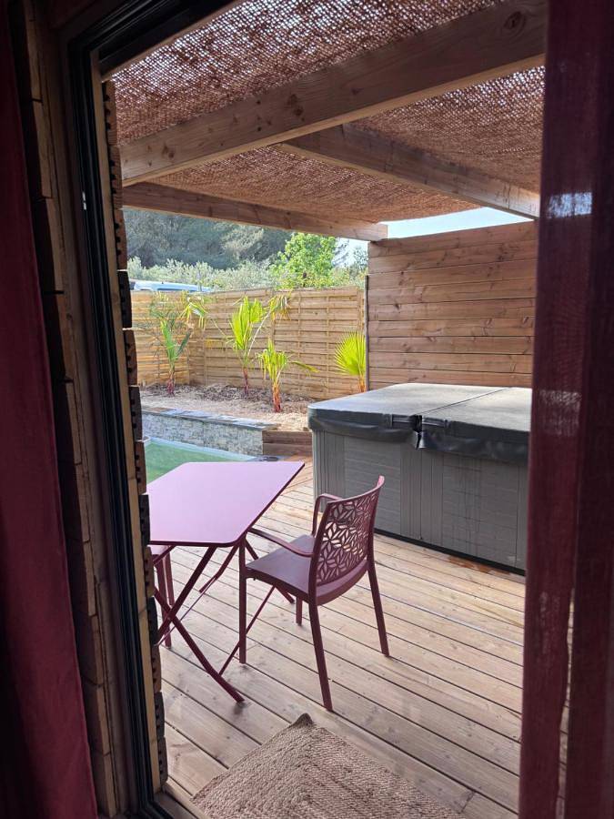 Gîte pour 2 personnes, avec vue ainsi que piscine et terrasse, animaux acceptés à Lançon-Provence - 2