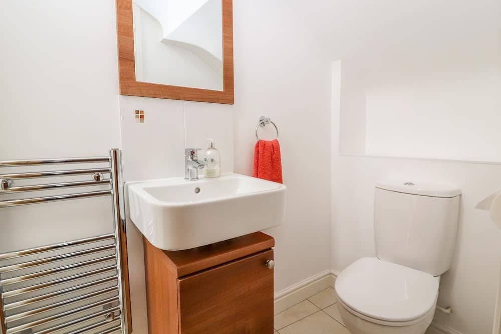 The Dairy, romantic, character holiday cottage in Tarporley in Rushton, Cheshire West and Chester