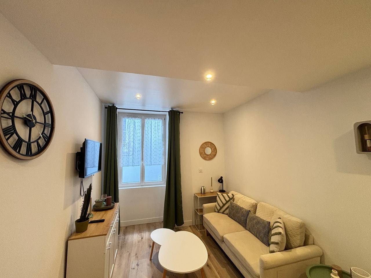 Entire apartment, Apartment steps from the beach - 2 guests in Les Sables-d'Olonne, Vendée