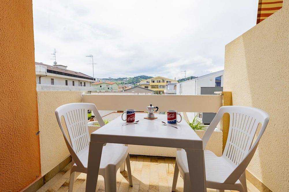 Entire apartment, Guesthost - Comfortable 55 sqm apartment, able to accommodate up to 3 people, located on the second floor of a building without a lift.The property is located in Montesilvano, a few kilometers from Pescara, in a quiet residential area full of services. F in Montesilvano Marina, Montesilvano