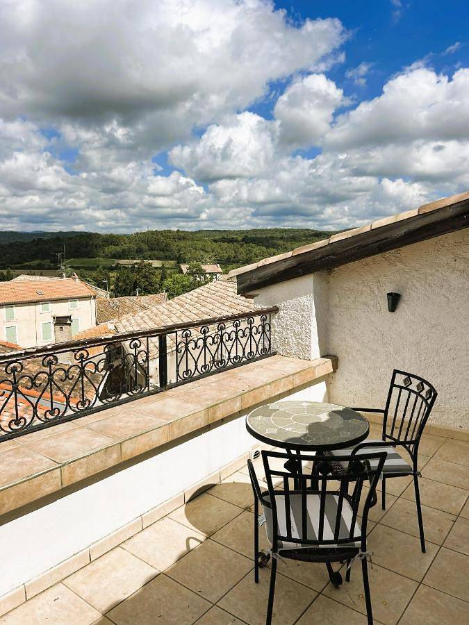 Location de vacances pour 6 personnes, avec vue ainsi que jardin et piscine à Quarante - 3