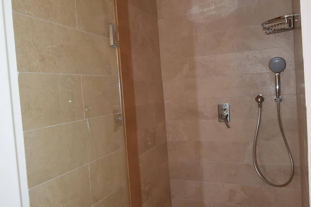 Villa über den Dächern von Maderno mit Pool, Sauna und Sensationsblick!! in Maderno, Toscolano-Maderno