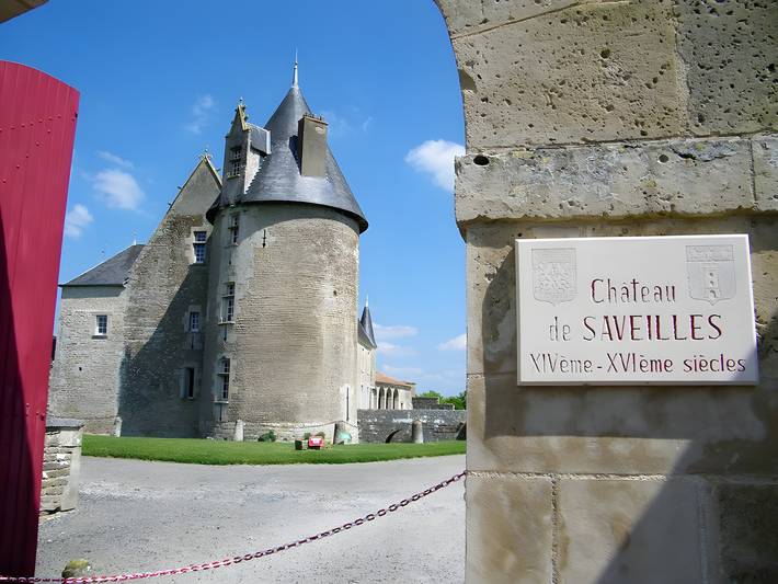 « Logis dans l’enceinte du château » avec jardin privé, Wi-Fi et climatisation in Paizay-Naudouin-Embourie, Charente