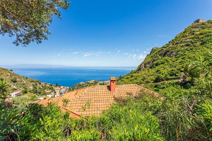 Villa 'Storica Taormina' with Sea View, Wi-Fi and Air Conditioning in Taormina, Messina Province