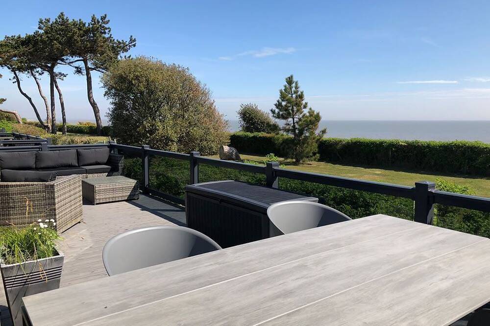 Entire apartment, Sea Breeze  - sleeps 6 guests  in 3 bedrooms in Sizewell, Suffolk
