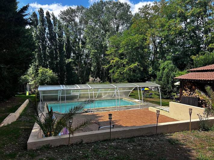 Gîte pour 3 personnes, avec terrasse ainsi que piscine et jardin à Foëcy