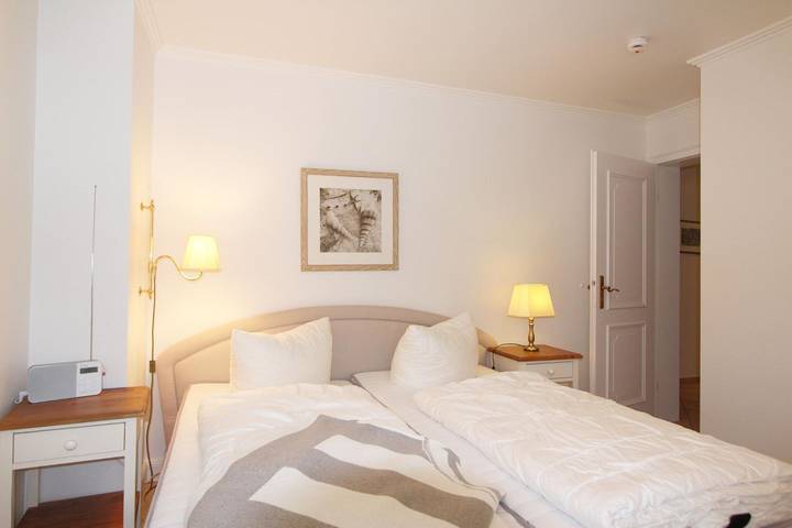 Ganze Wohnung, Hell eingerichtetes Ferienappartement mit 2 Bädern und sonniger West-Terrasse in Wenningstedt, Sylt