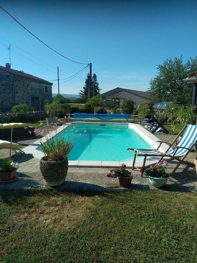 Location de vacances pour 2 personnes, avec piscine ainsi que vue et terrasse à Manglieu - 3