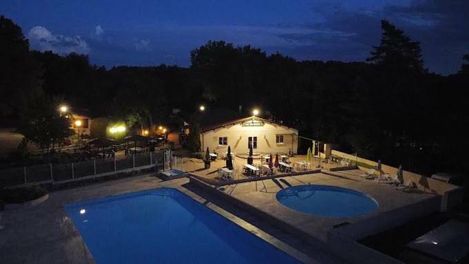 Location de vacances pour 4 personnes, avec terrasse ainsi que bassin pour enfant et piscine à Tourtoirac - 4