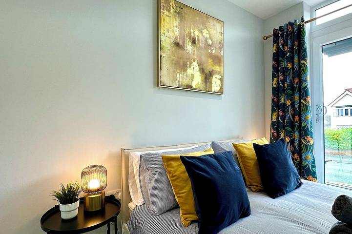Brand New 3 Bedroom House -Sleeps 6 - Free Parking in Poole, Poole Harbour