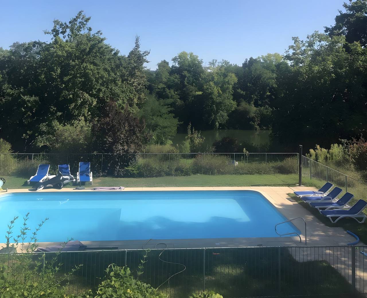 Appartement entier, Gite Le Lote avec piscine partagée, terrasse commune et Wi-Fi in Lédat, Région de Villeneuve-sur-Lot