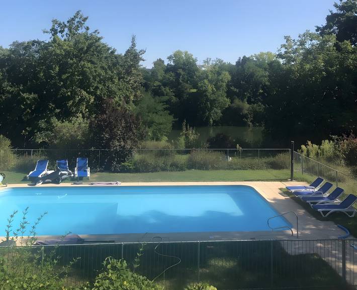 Apartamento entero, Gite Le Lot con piscina compartida, terraza común y Wi-Fi in Lédat, Región de Villeneuve-sur-Lot
